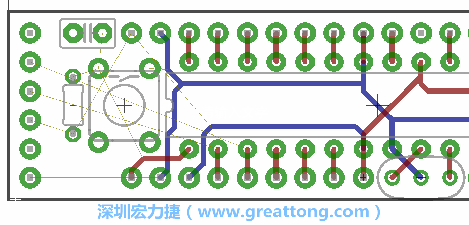 到目前為止，你應(yīng)該只剩下四個(gè)部分還未進(jìn)行布線，10K重置上拉電阻器、重置電容和1×6的序列排針。